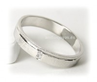Alianza plata con diamantes