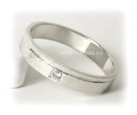 Alianza plata con diamantes