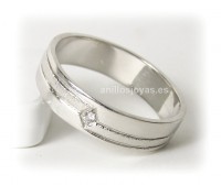 Alianza plata con diamantes