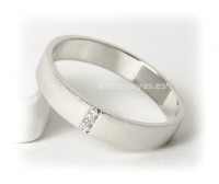Alianza plata con diamantes